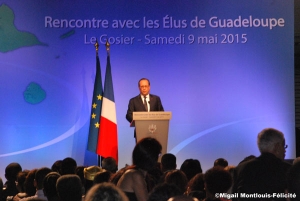 Hollande et les élus - Une rencontre à l’allure de « 25 décembre* ?!».