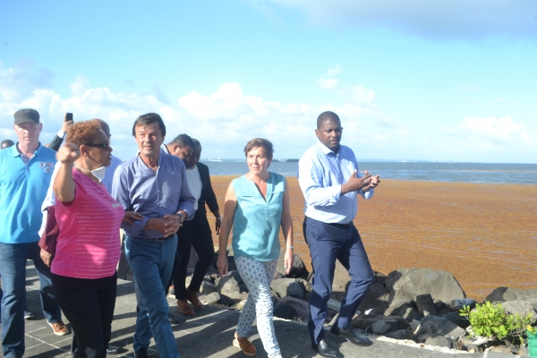 Nicolas Hulot, Annick Girardin et Guy Losbar sur les berges du centre de Petit-Bourg