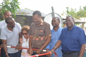 De Gauche à droite : Olivier Serva, député de la Guadeloupe ; Ary Chalus, président de la Région Guadeloupe ; Maggy Céligny, présidente de la commission Eau à Cap Excellence ; Eric Jalton, Président de Cap’Excellence, Marcel Sigiscar, président délégué de l’Office de l’Eau et Faber Michely, Président de la commission transfert de compétences à Cap’Excellence.