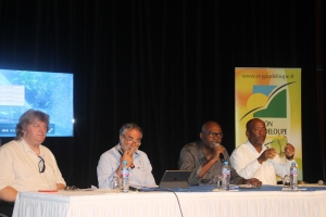 De gauche à droite : Denis Hugues, directeur de course, Alain Pochon, président du Grand Pavois Organisation, Bernard Pancrel et Camille Pelage, vice-présidents de la Région.