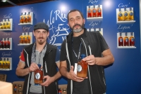 Lucas (à gauche) et Olivier (à droite), les deux fondateurs de la marque Malorhum, présentent leur dernière création, le rhum arrangé au homard.