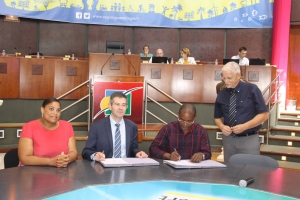 De gauche à droite ; Sylvie Gustave-dit-Duflo, vice-présidente de la Région, déléguée à l&#039;environnement et à la biodiversité, Éric Tardieu, directeur général de l&#039;Office international de l&#039;eau, Marcel Sigiscar et Dominique Laban, respectivement président et directeur de l&#039;Office de l&#039;eau Guadeloupe, lors de la signature de la convention organisant la formation des agents et des élus. 