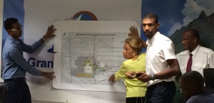 Lucette Michaux-Chevry présentant la localisation de la future piscine