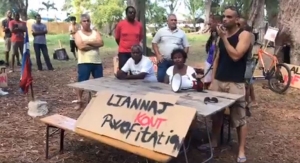 Les membres du KURR avaient placé cette pancarte faisant référence directement au LKP (Liyannaj Kont Pwofitasyon)