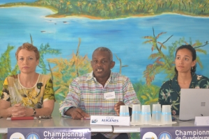 Corinne Sainte-Luce, propriétaire de l&#039;hôtel Arawak ; Omer Aligénès, Président de l&#039;association de classe des canots saintois de voile traditionnelle ; et Ofélia Cruces, secrétaire de l&#039;association