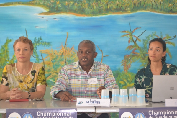 Corinne Sainte-Luce, propriétaire de l&#039;hôtel Arawak ; Omer Aligénès, Président de l&#039;association de classe des canots saintois de voile traditionnelle ; et Ofélia Cruces, secrétaire de l&#039;association