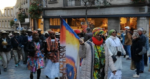 Nasyon a Neg Mawon faisant son d&eacute;boul&eacute; dans le rues de Saint-Malo