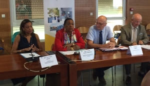 De gauche à droite : Suzy Duflo présidente de la  commission médicale de l’environnement du CHU Guadeloupe, Josette Borel-Lincertin présidente du comité de surveillance du CHU, Pierre Thépot directeur du CHU de Guadeloupe, Patrice Richard directeur de l&#039;ARS Guadeloupe
