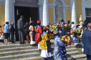 Les cuisinières font une haie d&#039;honneur à Mérita Félix à la sortie de la cérémonie religieuse.