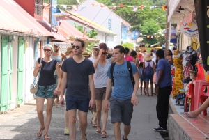 Les touristes ont pris l&#039;habitude de se balader à pied dans les rues de Terre-de-Haut, en toute sécurité.