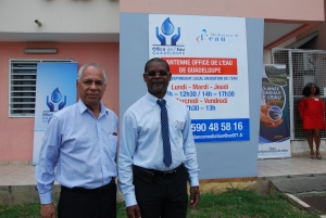 Victorin Lurel, sénateur de la Guadeloupe et Marcel Sigiscar, Président délégué de l&#039;Office de l&#039;Eau, devant la nouvelle antenne de Pointe-à-Pitre.