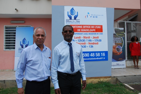 Victorin Lurel, s&eacute;nateur de la Guadeloupe et Marcel Sigiscar, Pr&eacute;sident d&eacute;l&eacute;gu&eacute; de l'Office de l'Eau, devant la nouvelle antenne de Pointe-&agrave;-Pitre.