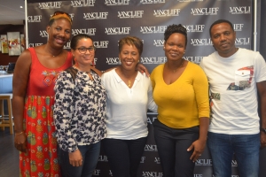 Manuela Kéclard-Mondésir ( au centre) en compagnie de son équipe parlementaire et du personnel du restaurant Vancliff.