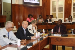 Le Défenseur des droits, Jacques Toubon (au centre) a été accueilli par le premier vice-président du conseil départemental, Jacques Anselme (à gauche), et le président de l&#039;Office de l&#039;eau Guadeloupe, Marcel Sigiscar.