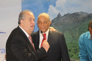 Joël Beaugendre félicité pour son élection par le doyen des élus, Philippe Chaulet, qui deviendra son premier vice-président.