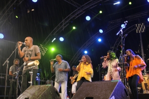 Le groupe Kwaxicolor et ses invités Jacques D’Arbaud et Jocelyne Labylle, ont mis le feu sur le podium du Mémorial Acte, vendredi soir. L’ouverture de la soirée avait été assurée par quelques maîtres du gwo-ka (Anzala, Esnard Boisdur, Erik Cosaque…) réunis au sein du concept le Grand Méchant Ka.