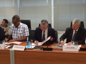 Eric Jalton, président de Cap’Excellence, Benoit Zeller, directeur adjoint de l’Agence Nationale de la Rénovation Urbaine, et Eric Maire, Préfet de Guadeloupe ; signant le protocole de préfiguration au siège de Cap’Excellence à Pointe-à-Pitre.
